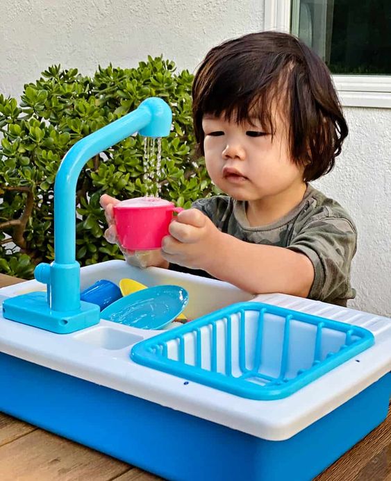 REALISTIC KITCHEN SINK TOY